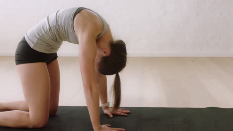 Gesunde-Yoga-Frau-Praktiziert-Katzenkuh-Pose-Und-Genießt-Den-Fitness-Lebensstil-Beim-Training-Im-Trainingsstudio,-Stretching-Training-Auf-Der-Trainingsmatte-Bei-Sonnenaufgang