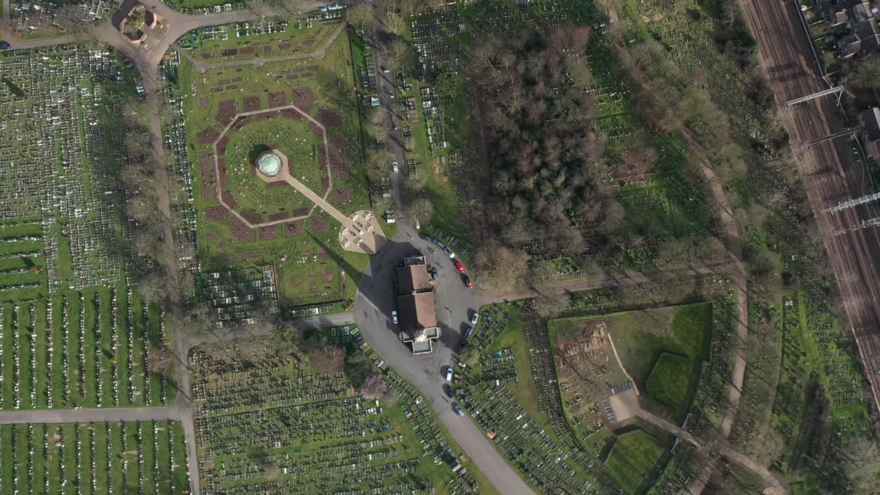 ángulo alto vista de arriba hacia abajo de una iglesia en el medio del cementerio