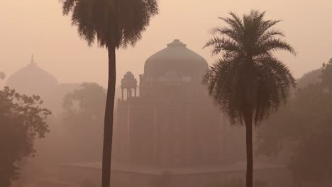 tumba de humayun en la mañana brumosa desde una perspectiva única tomada en delhi india