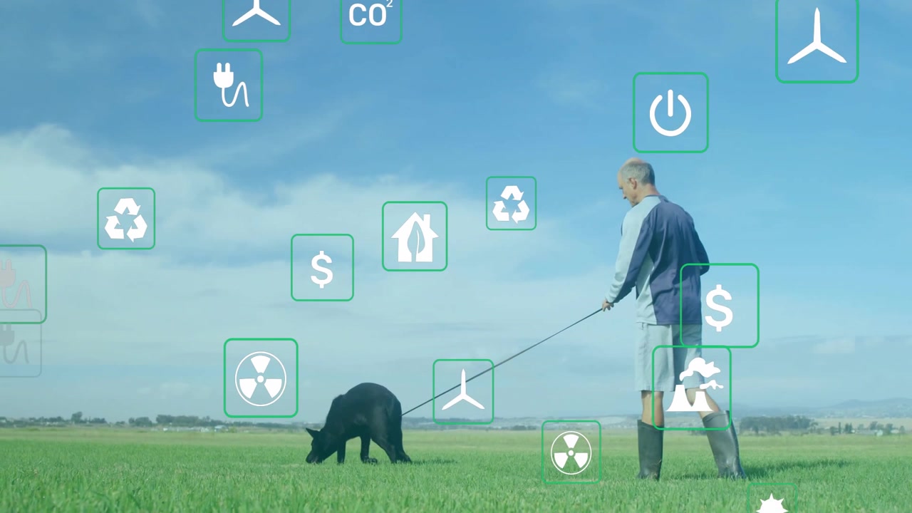 Uomo maturo che porta a spasso il cane in un pascolo rurale, mostrando icone fluttuanti di riciclo, CO2, turbina e spina.