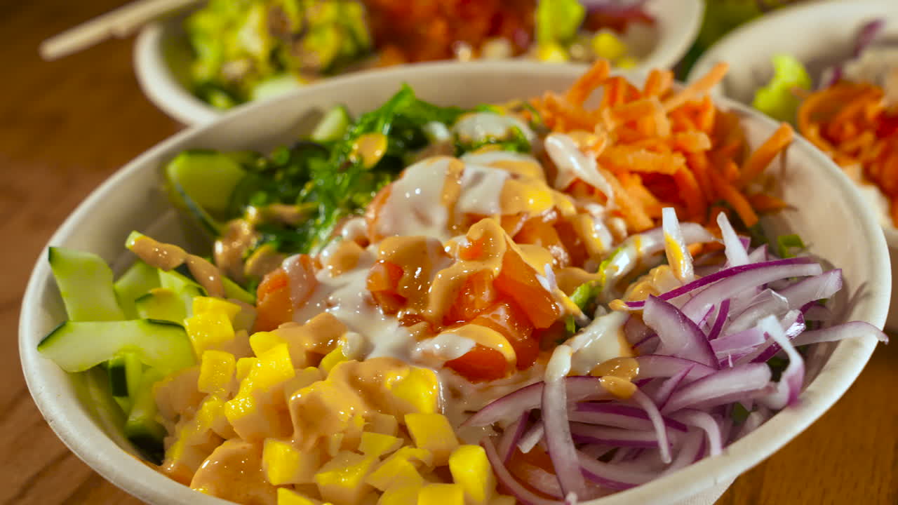 ensaladeras clásicas de sushi, poke hawaiano tradicional con coberturas, control deslizante de cerca 4k
