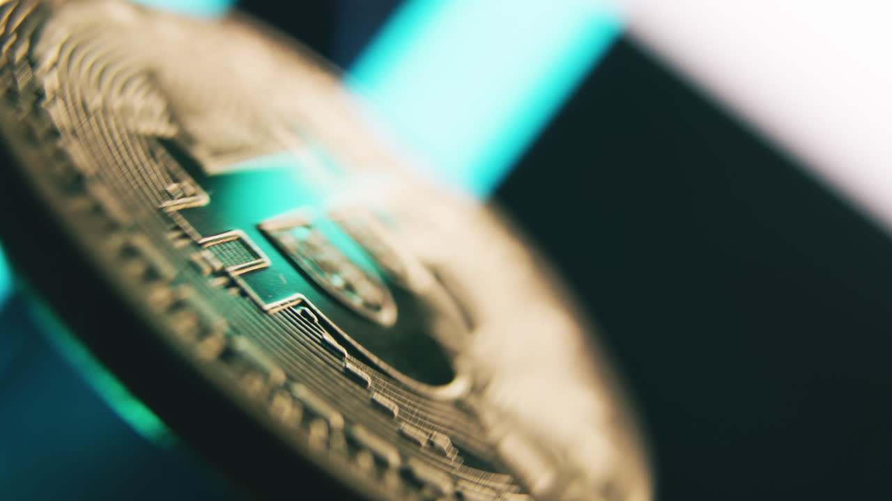 primer plano de una moneda de bitcoin