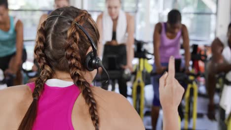 hacer ejercicio en bicicletas de ejercicio en un gimnasio