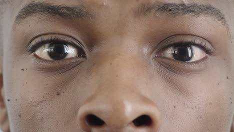 de cerca hombre afroamericano ojos mirando sorprendido expresión conmocionada