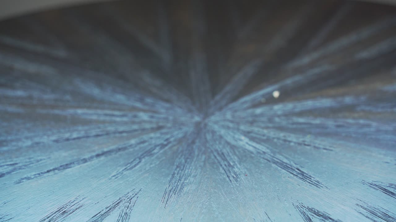 손은 테이블 위에 두 개의  ⁇ 은 드래곤 과일을 놓고 이국적인 식물을 재배합니다 피타야 빛은 피부에 반사됩니다.