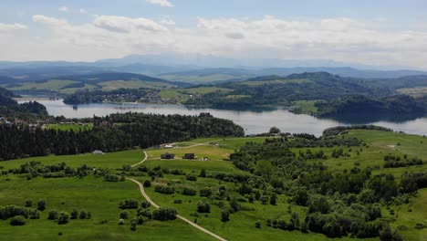 Idílico-Paisaje-Ondulado-De-Montañas-Pieniny-Y-Lago-Czorsztyn,-Antena-De-Polonia