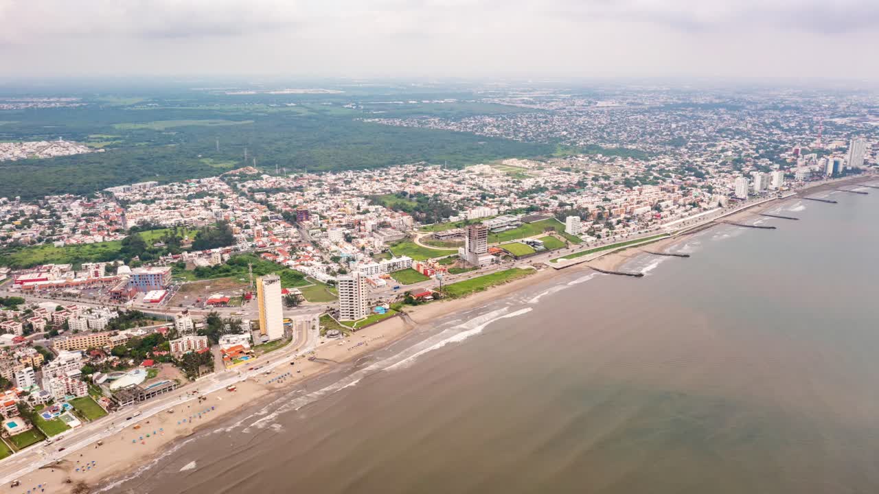 Boca del Río, Veracruz, hyperlapse aereo di una splendida città costiera e spiaggia di giorno.