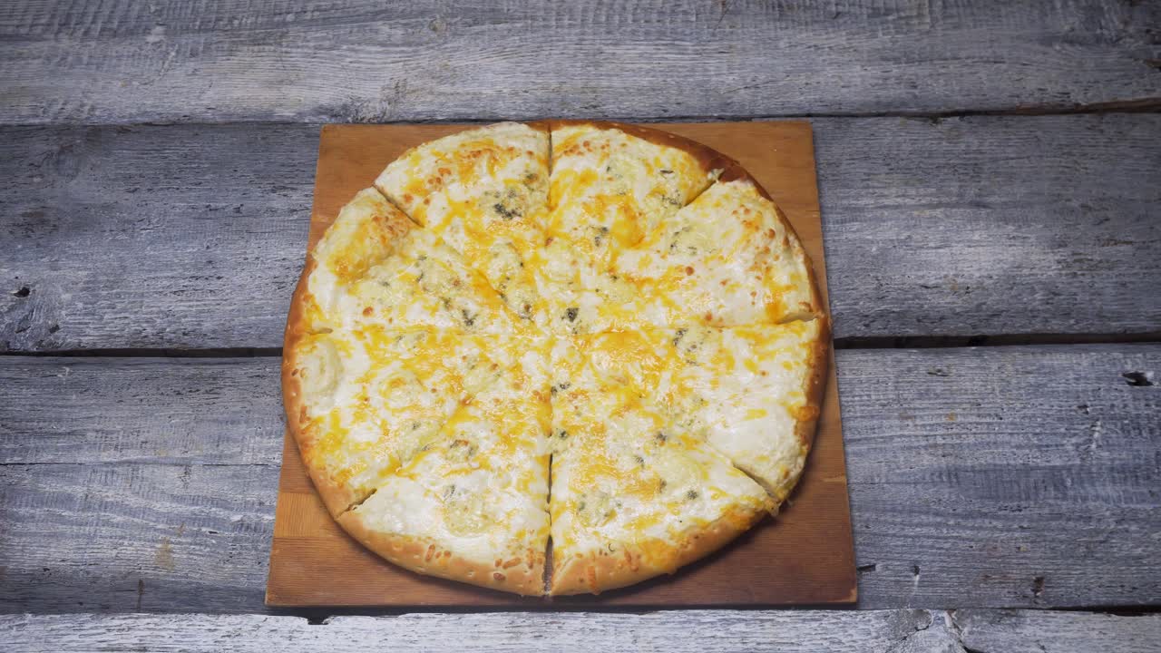 나무판 에 있는 치즈 피자