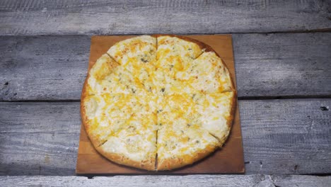 pizza de queso en una tabla de madera
