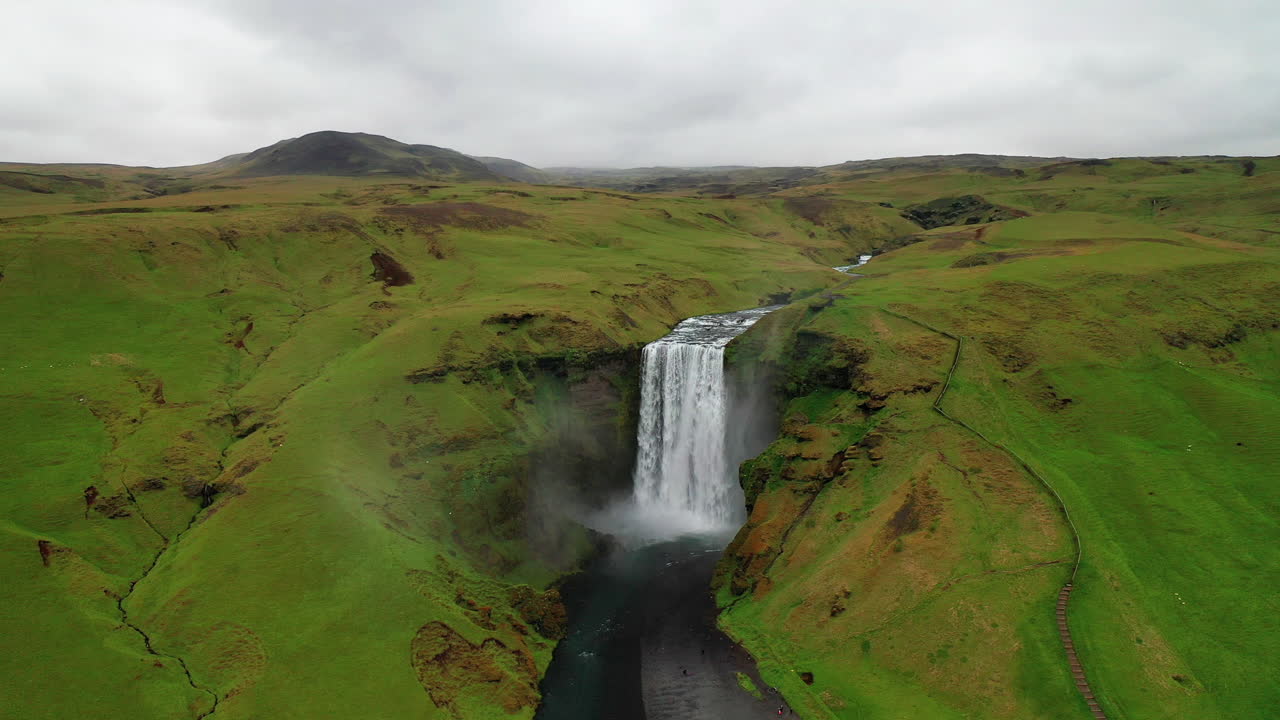 ascendiendo sobre la cascada de skogafoss en el sur de islandia - carretera de circunvalación - imágenes aéreas