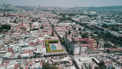 Blick-Auf-Die-Donwtown-Street-In-Querétaro,-Mexiko