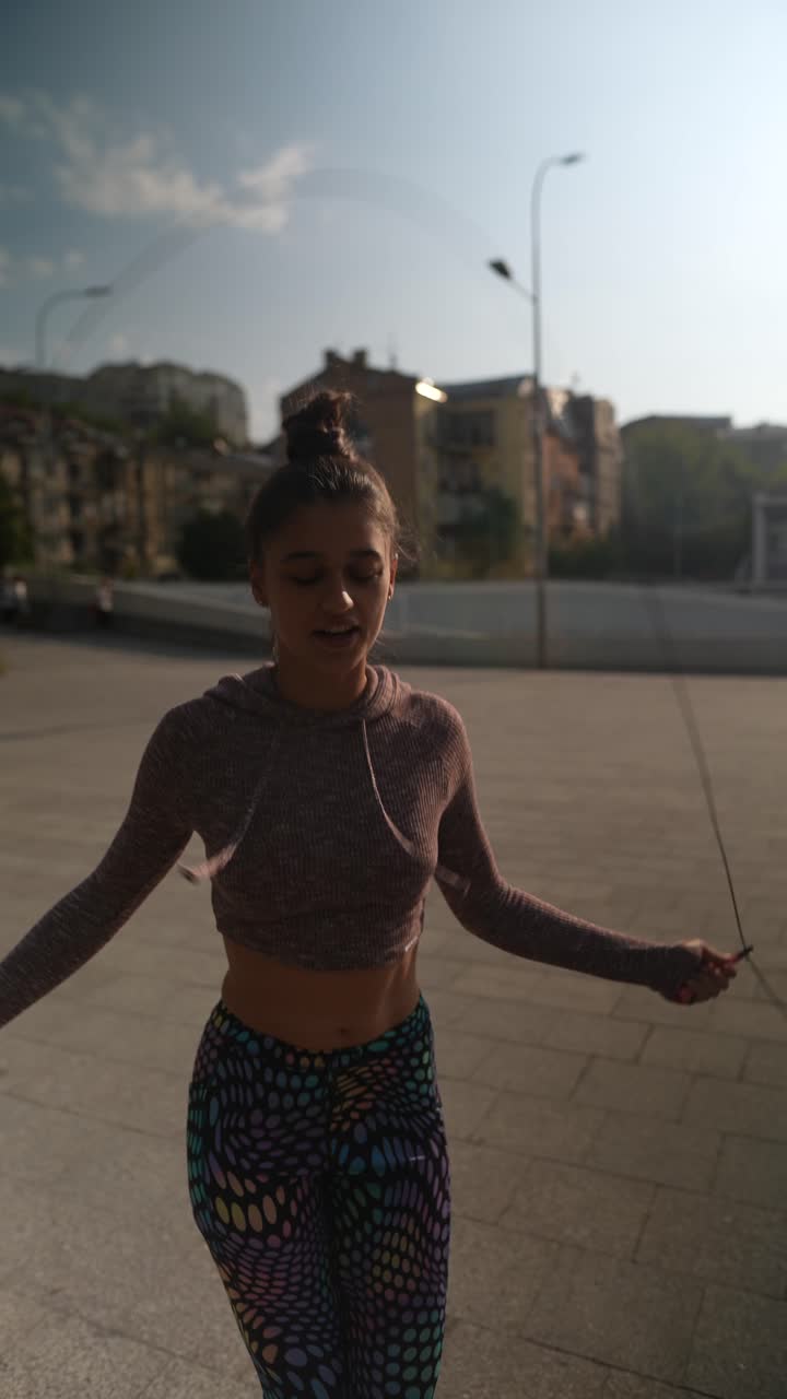 mujer saltando la cuerda al aire libre