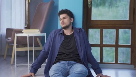 hombre pensativo junto a la pared.