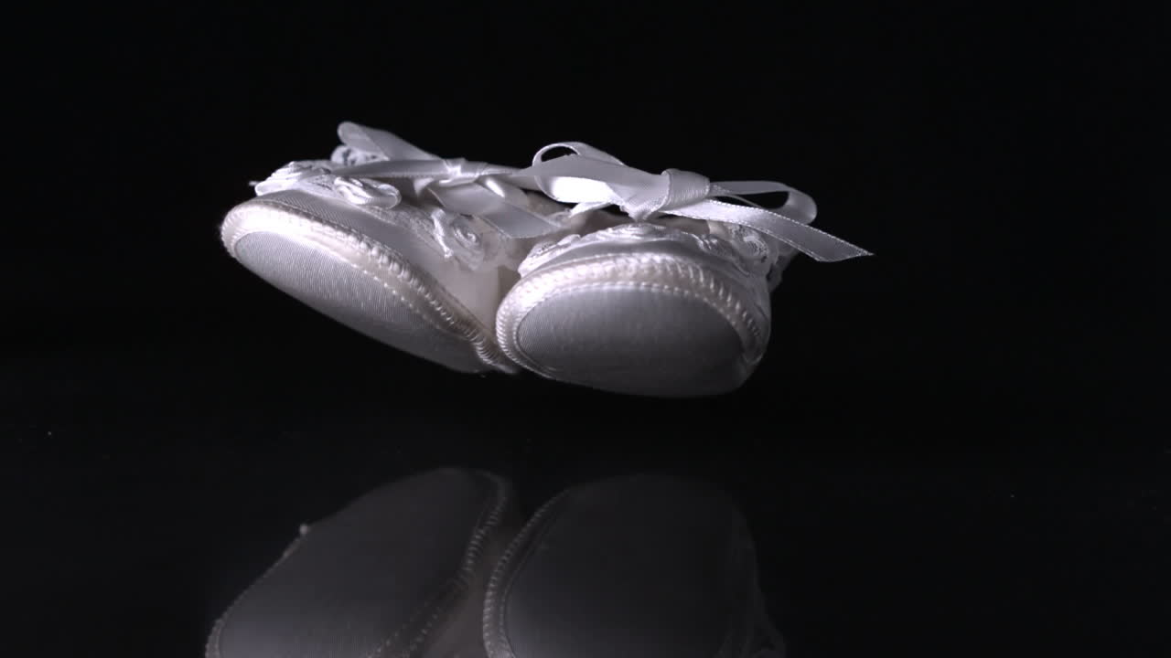 los zapatos de bebé cayendo