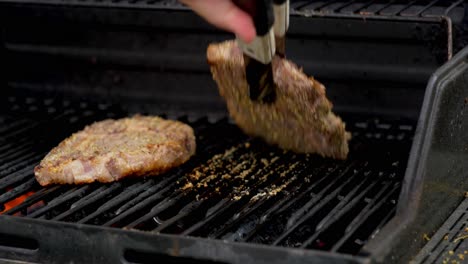 dos filetes de costilla crudos cocinados a la parrilla