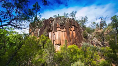 lapso de tiempo de nubes sobre rocas aserradas en el parque narrabri en australia