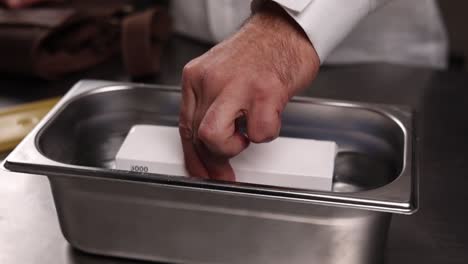 técnica de afilado de cuchillos y baño de agua