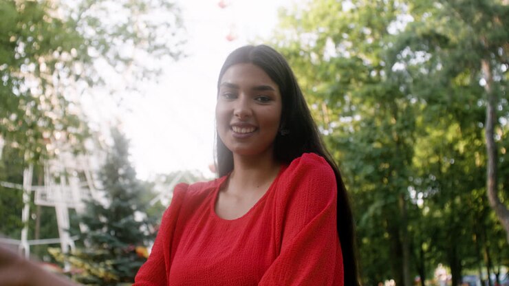 una chica bonita posando en el parque.