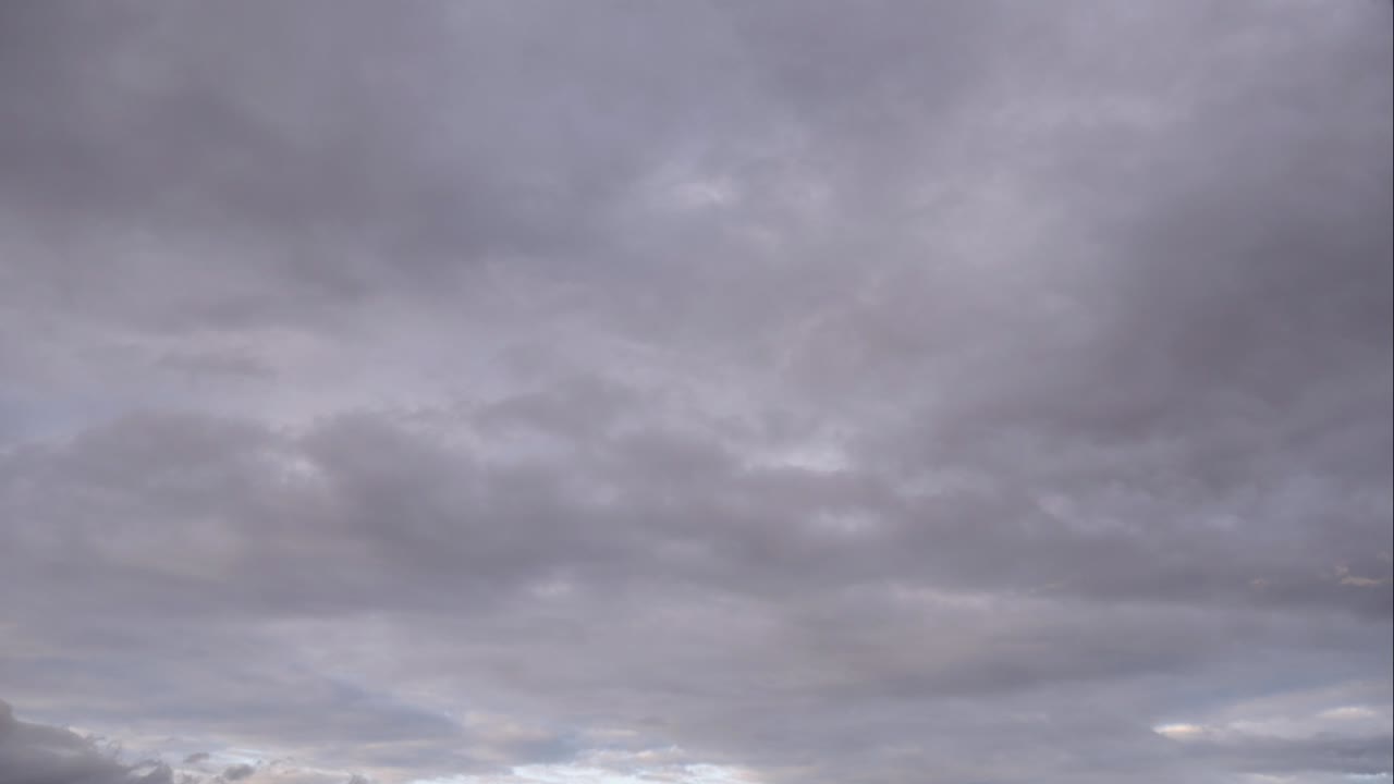 타임스 하늘과 검은 구름, 어두운 회색 폭풍 구름, 극적인 하늘, 어두움에서 조명, 폭풍이 흐르는 구름, 아름다운 자연, 해가 지는 시간에 타임 스 폭풍구름, 끔찍한 날씨