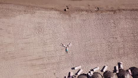 personas tomando el sol en la playa - vista aérea