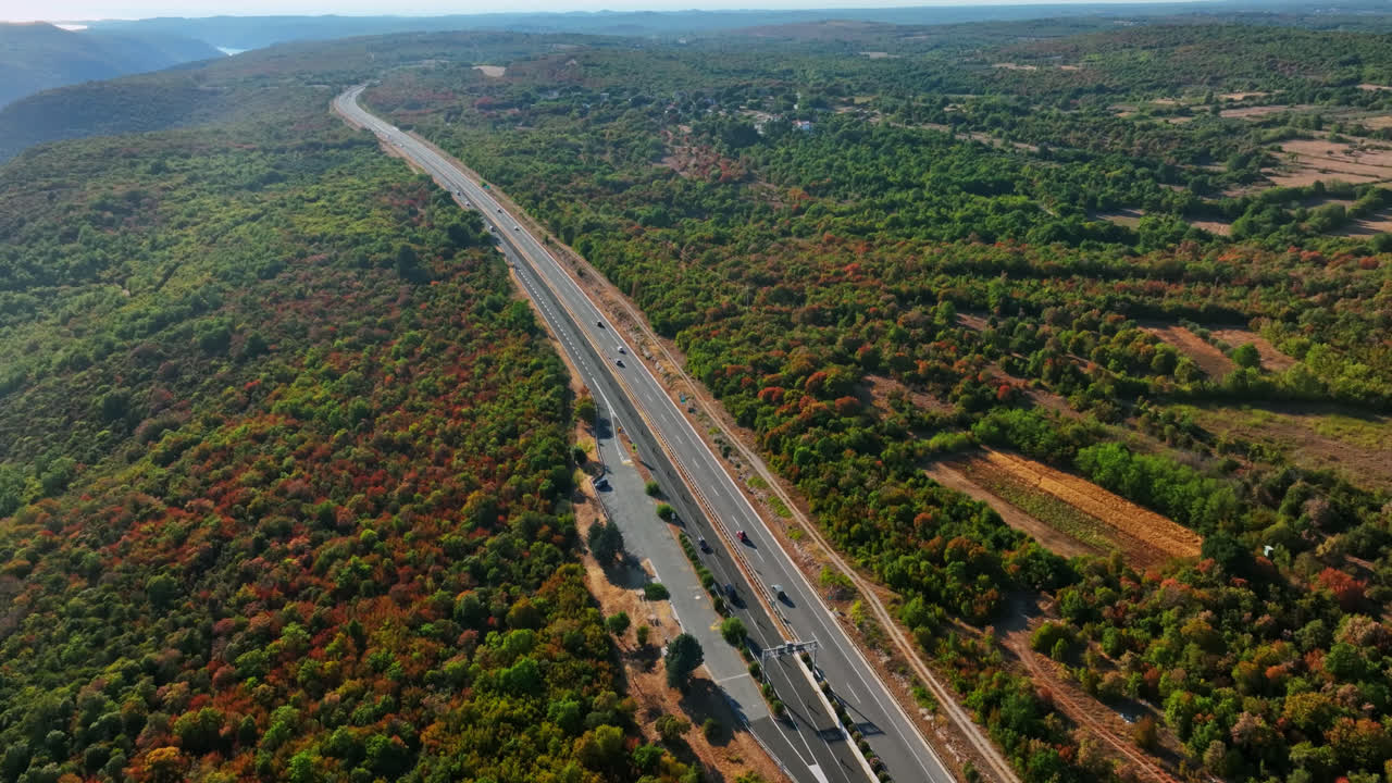 vista aérea de una carretera en medio de un incendio forestal riesgo de sequía en la naturaleza mediterránea