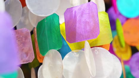 las coloridas campanas de viento de las conchas