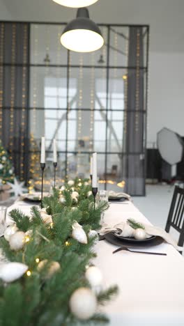 elegante decoración de la mesa para la cena de navidad
