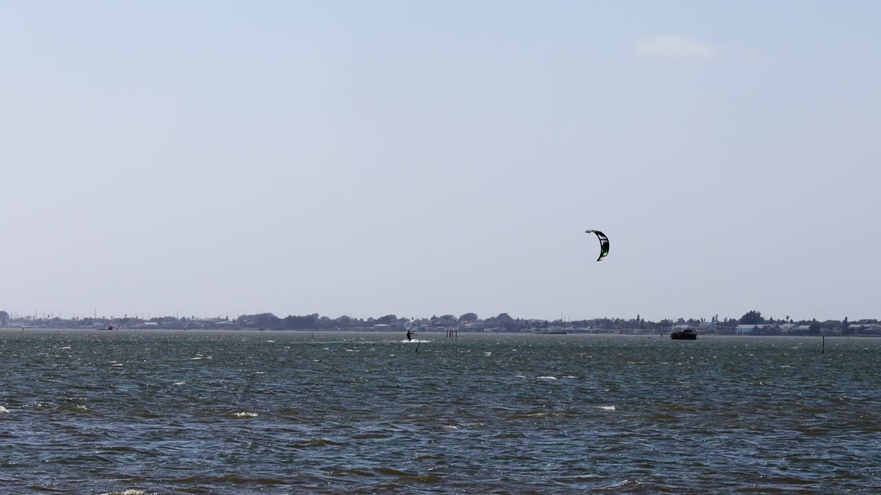 코퍼스 크리스티 텍사스 근처에서 카이트 보드의 낙하산을 조종하는 법을 배우는 한 사람