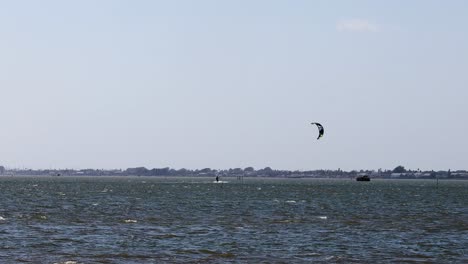 una sola persona aprendiendo a controlar el paracaídas de kite board en cerca de corpus christi, texas