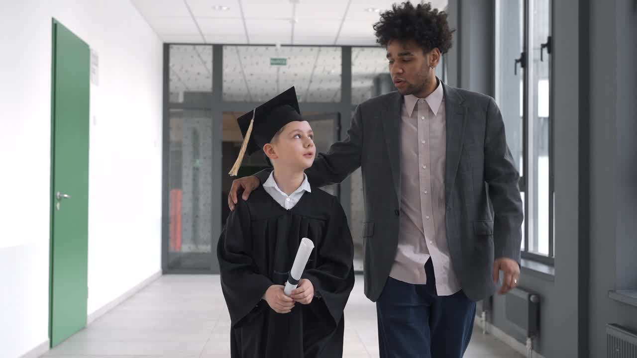profesor tocando la espalda de su alumno 3