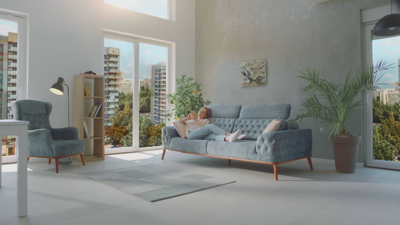 joven usando un teléfono inteligente