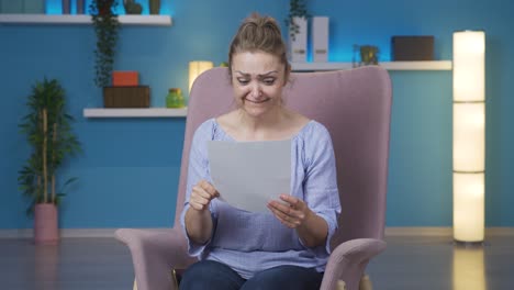 la mujer que se regocija en un buen papeleo de contenido.