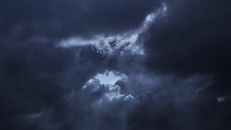 temporale sopra il cielo scuro e le nuvole in movimento