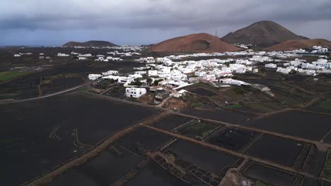 Encantador-Pueblo-De-Vuelo-Con-Vista-Aérea-En-Lanzarote-Islas-Canarias-España,-Día-Nublado-2023
