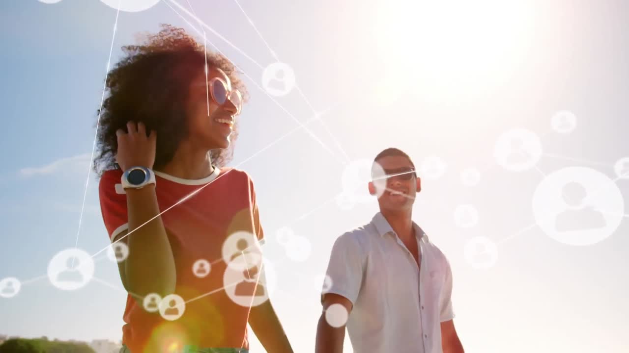 animación de una red de conexiones sobre una pareja feliz en la playa