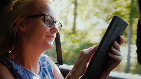 mujer usando tablet en coche
