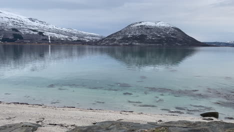 toma panorámica de un faro tradicional noruego con un paisaje de fondo en un día nublado