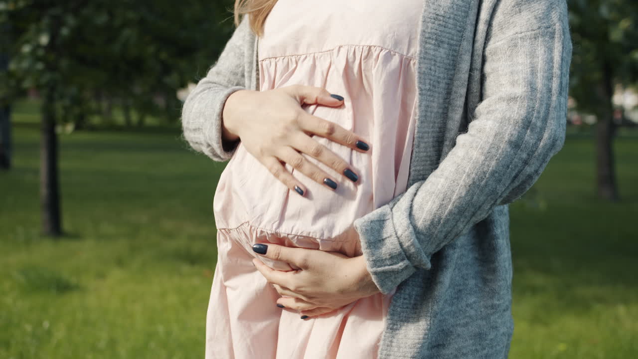 공원에서 임신한 여자