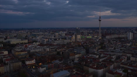 Rückwärtsflug-über-Der-Stadt-Bei-Sonnenuntergang.-Sichtbares-Dimmlicht.-Hyperlapse-Des-Stadtbildes-Mit-Fernsehturm-Fernsehturm,-Berlin,-Deutschland