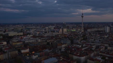 Volar-Hacia-Atrás-Sobre-La-Ciudad-Al-Atardecer.-Luz-De-Atenuación-Visible.-Hiperlapso-Del-Paisaje-Urbano-Con-La-Torre-De-Televisión-Fernsehturm,-Berlín,-Alemania