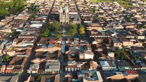 Vista-Aérea-De-La-Ciudad-Jardín-En-Colombia,-Basílica-Rodeada-De-Casas-Y-Calles