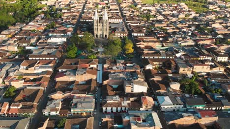 vista aérea de la ciudad de jardín en colombia, basílica rodeada de casas y calles