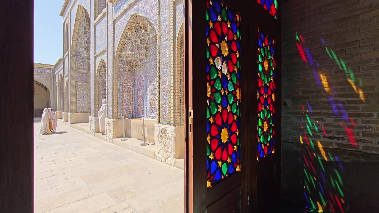 Tarihi Cami Avlusunda Işık Saçan Renkli Vitray Pencereler