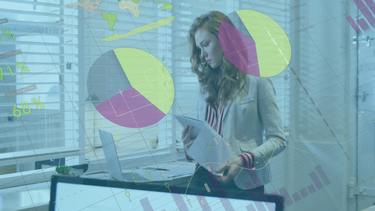 animación de interfaz infográfica multicolor sobre mujer caucásica escribiendo en el bloc de notas en la oficina