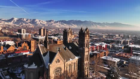 Increíble-Antena-Hacia-La-Catedral-De-La-Magdalena-En-El-Centro-De-Salt-Lake-City-Utah---Hermosa-Vista