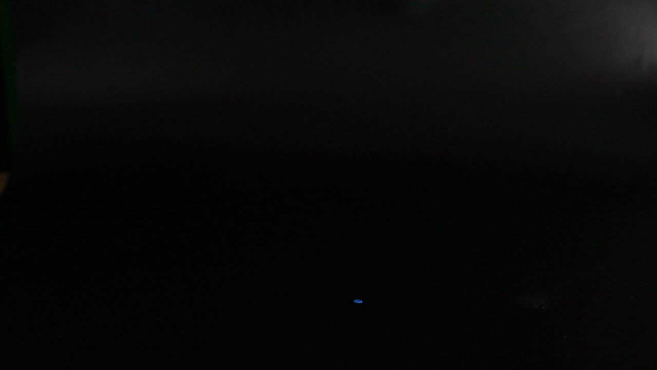 어두운 배경에 반사되는 다양한 공