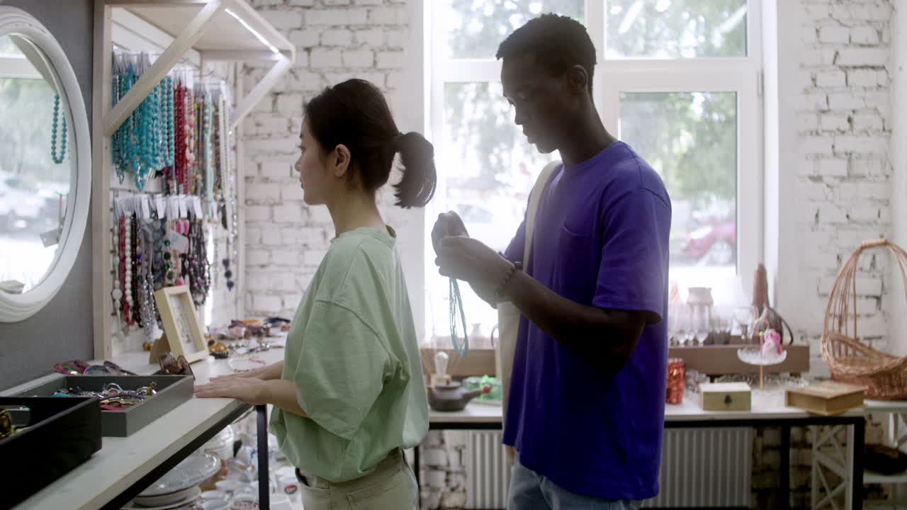 amigos en una tienda