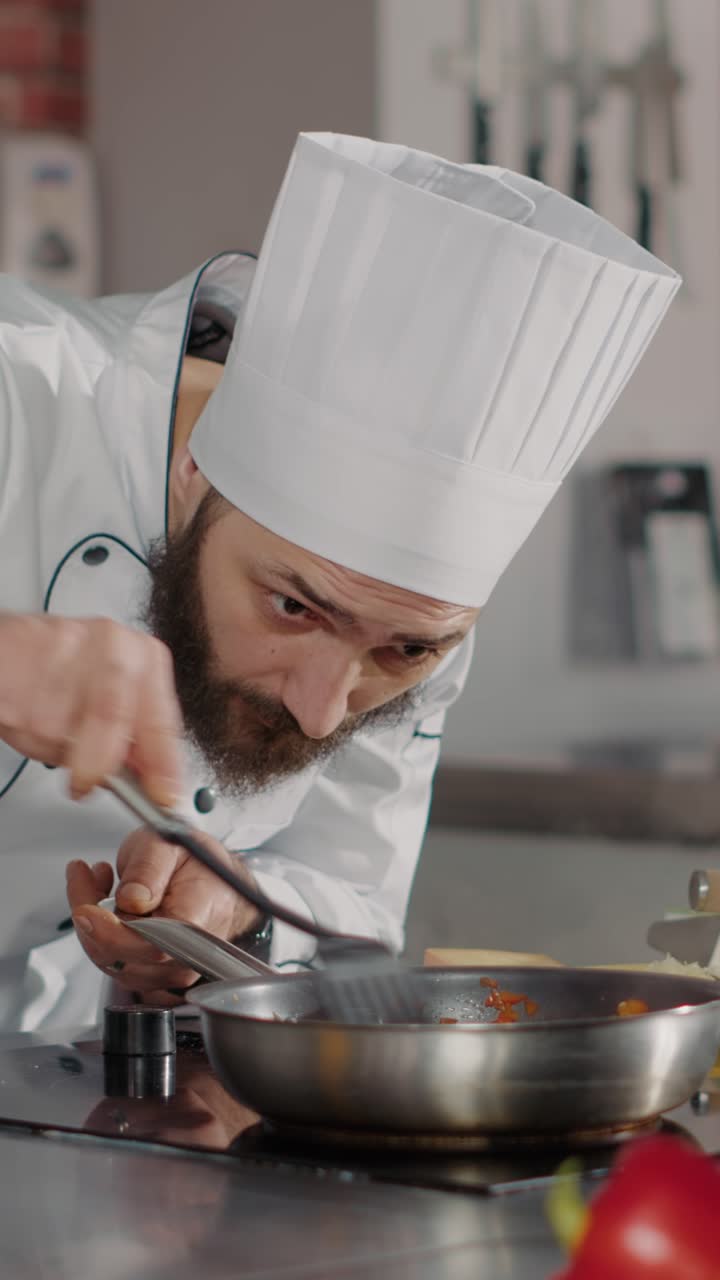 Chef che prepara il cibo in cucina