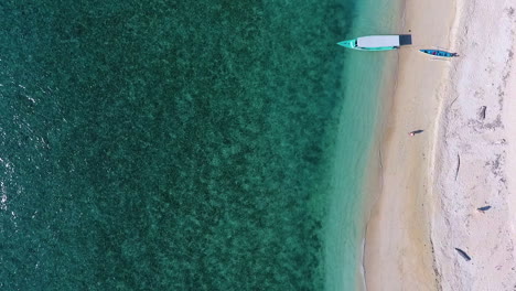 Erstaunliche-Ansicht-Von-Oben-Nach-Unten-Von-Jemandem,-Der-Am-Strand-Von-Lombok-In-Richtung-Wasser-Geht