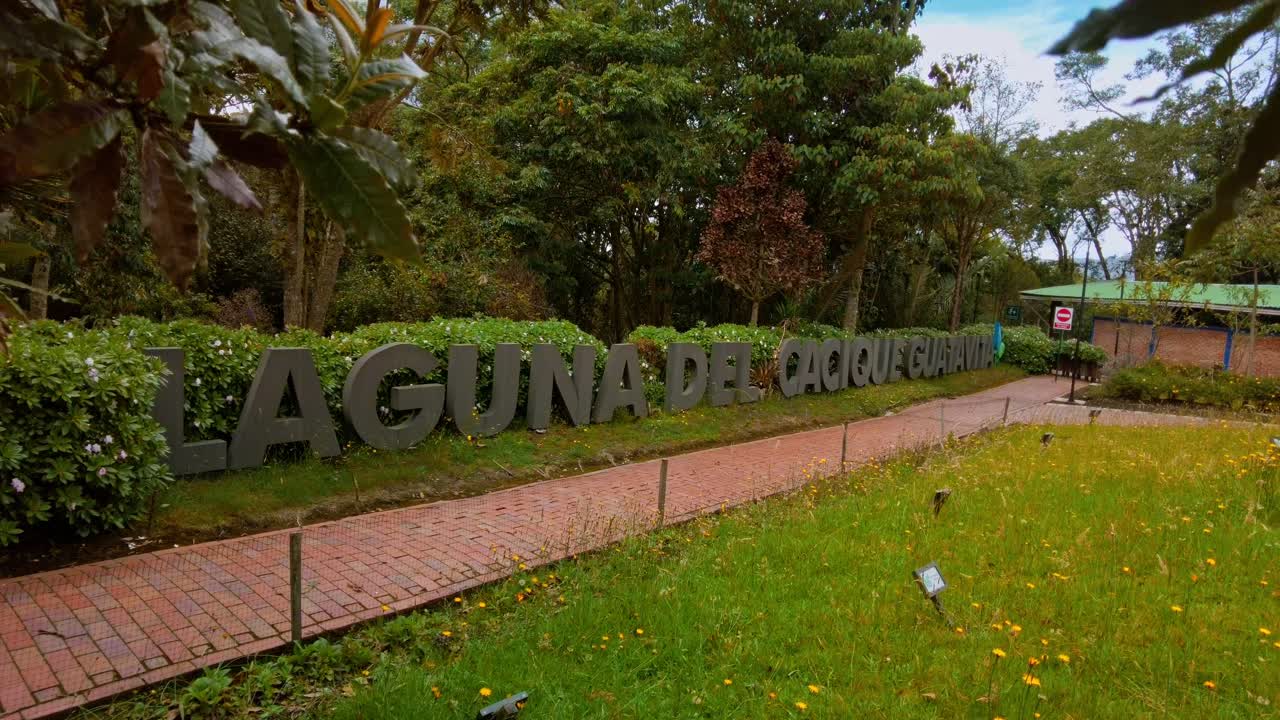 revealing shot of Lake Guatavita tourist signs in spanish